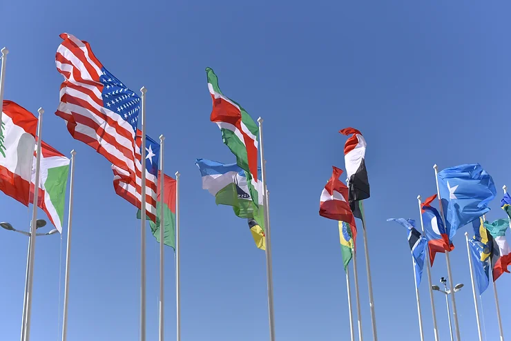 Por que alguns países têm nomes traduzidos?