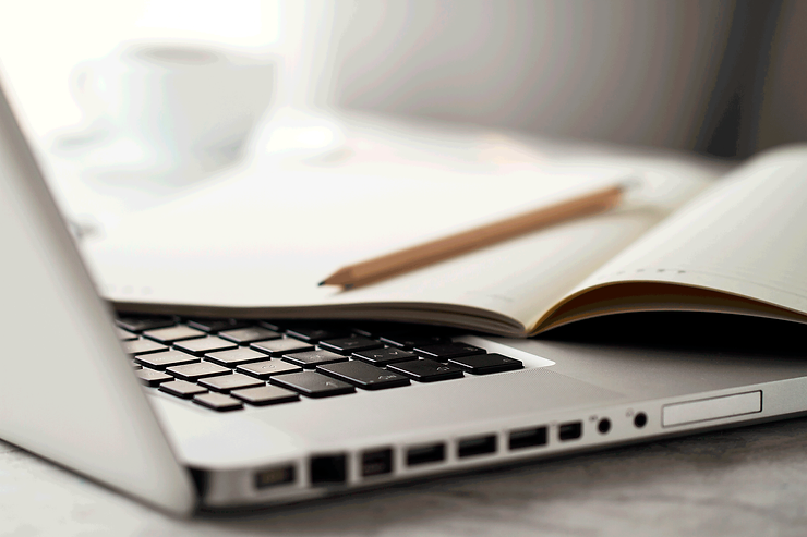 Qual é a diferença entre redação e produção de textos?